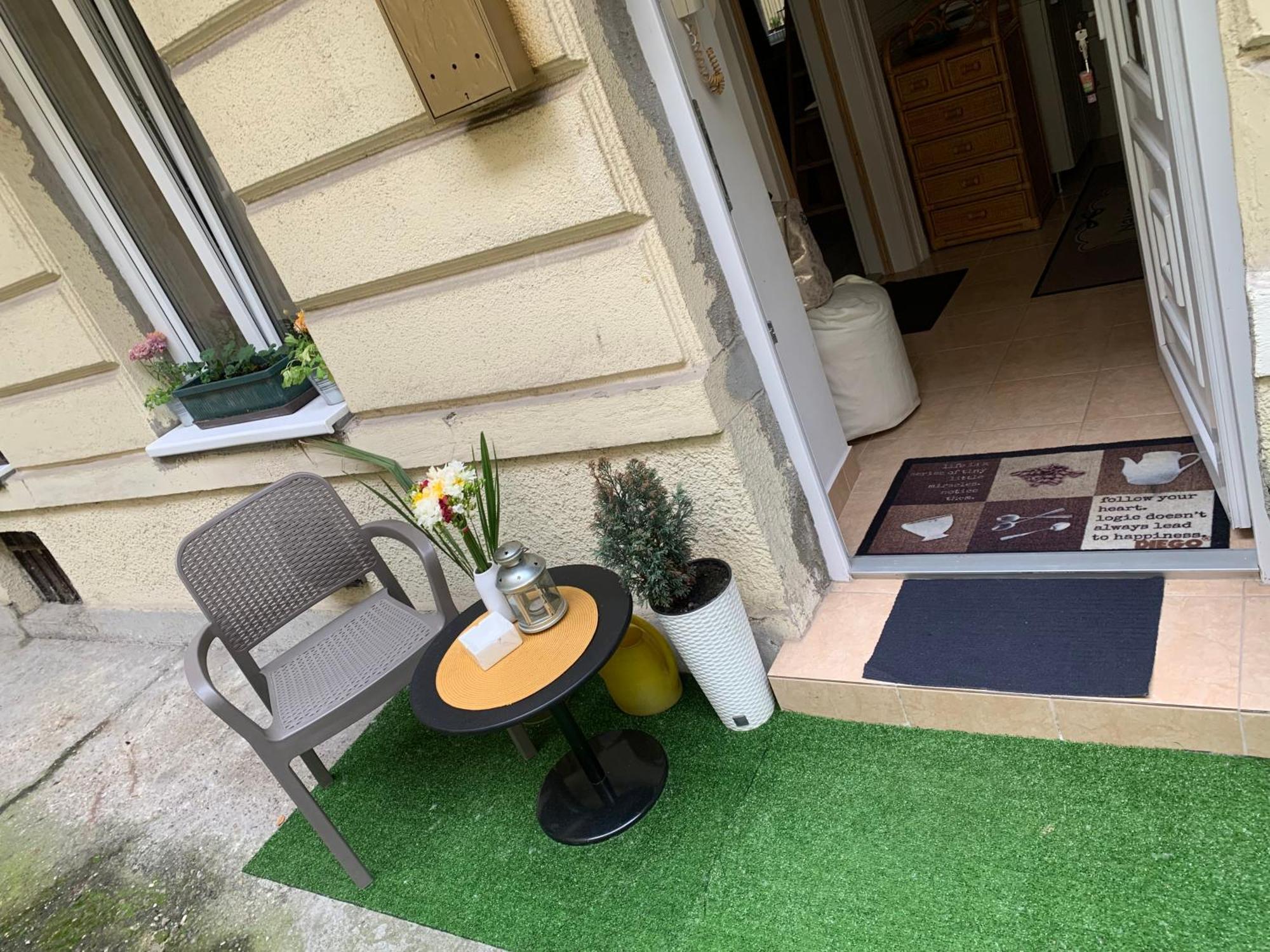 Ararat Apartman Boedapest Buitenkant foto